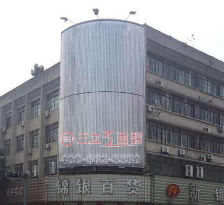 江西湖州樓體外弧形拐角三面翻超高廣告牌案例施工圖片