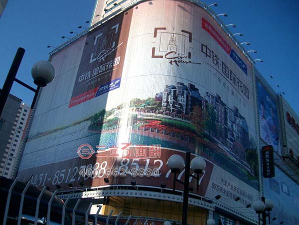 吉林長春超高大型裙樓外墻圓弧三面翻廣告牌案例施工圖片