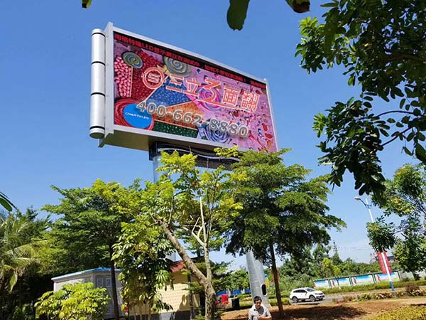 海南?？陔p面雙立柱全彩戶外LED廣告屏案例圖片